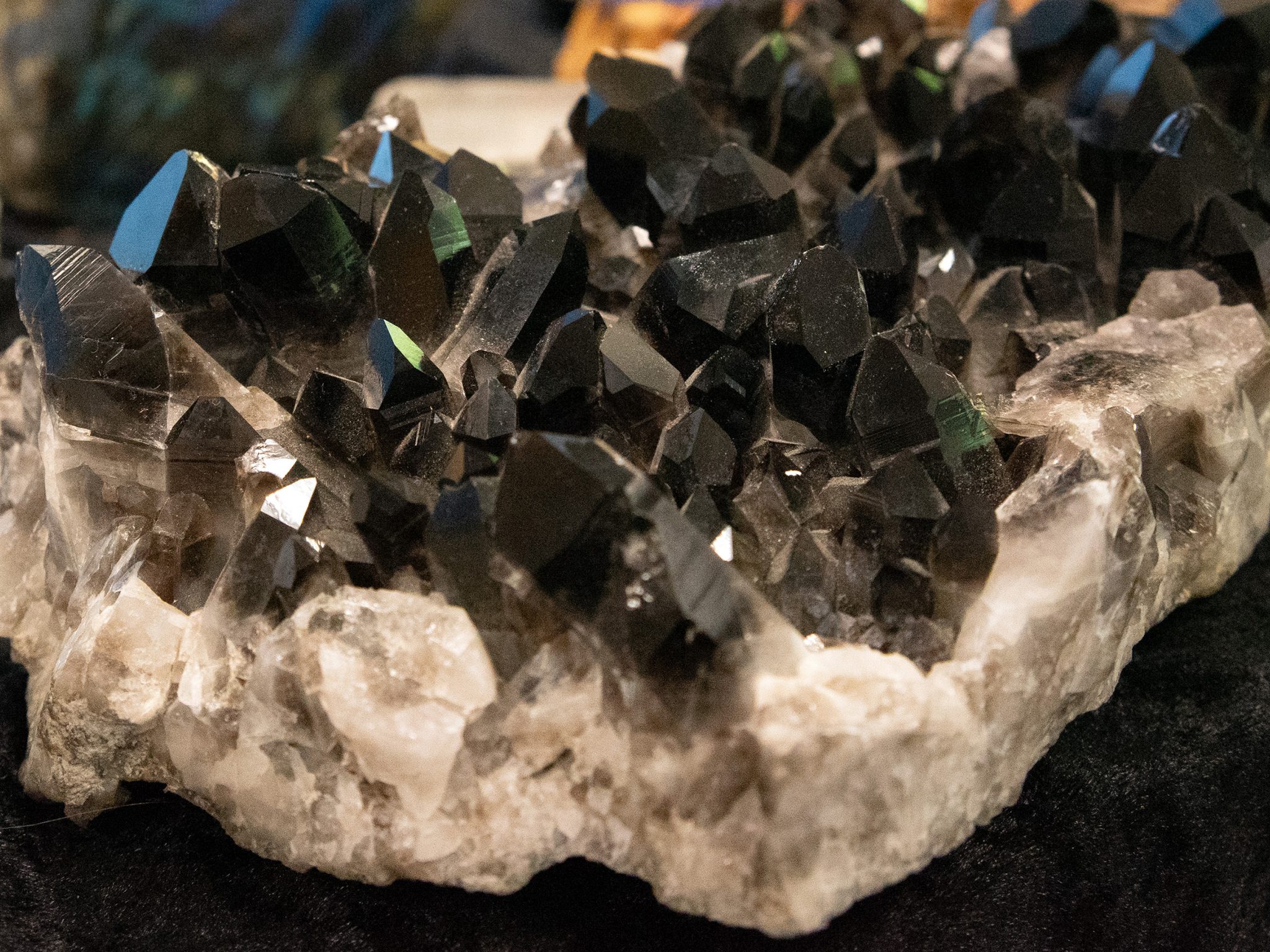 Mineral - en grå sten med mörka kristaller