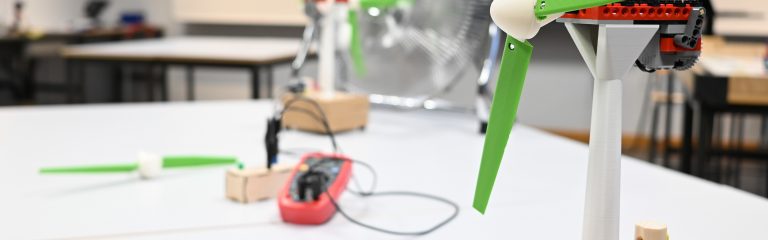 Vindsnurra i Lego och voltmeter