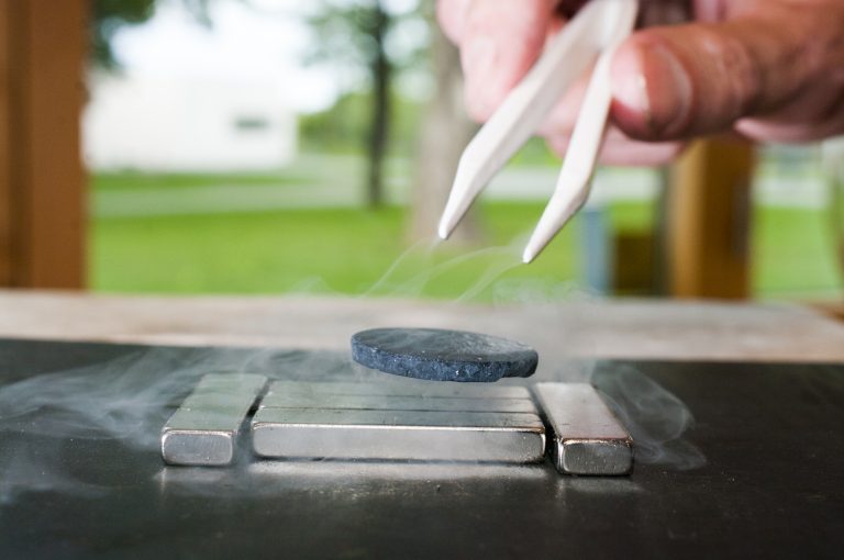 Supraledning med magneter - en svävande magnet.