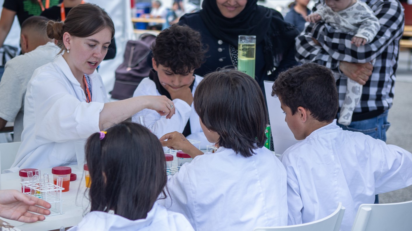 Ungdomar laborerar vid ett bord