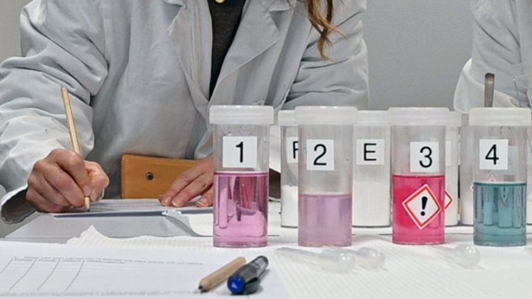 Rör med kemikalier i labbmiljö