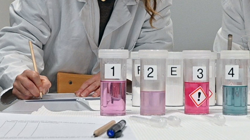 Rör med kemikalier i labbmiljö