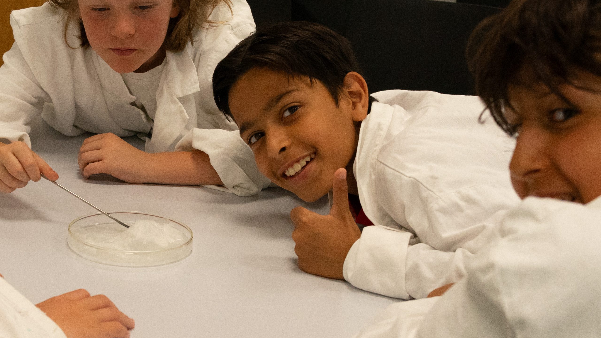 Elever labbar i kemi