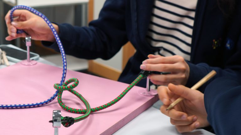 Trassel med rep på bräde