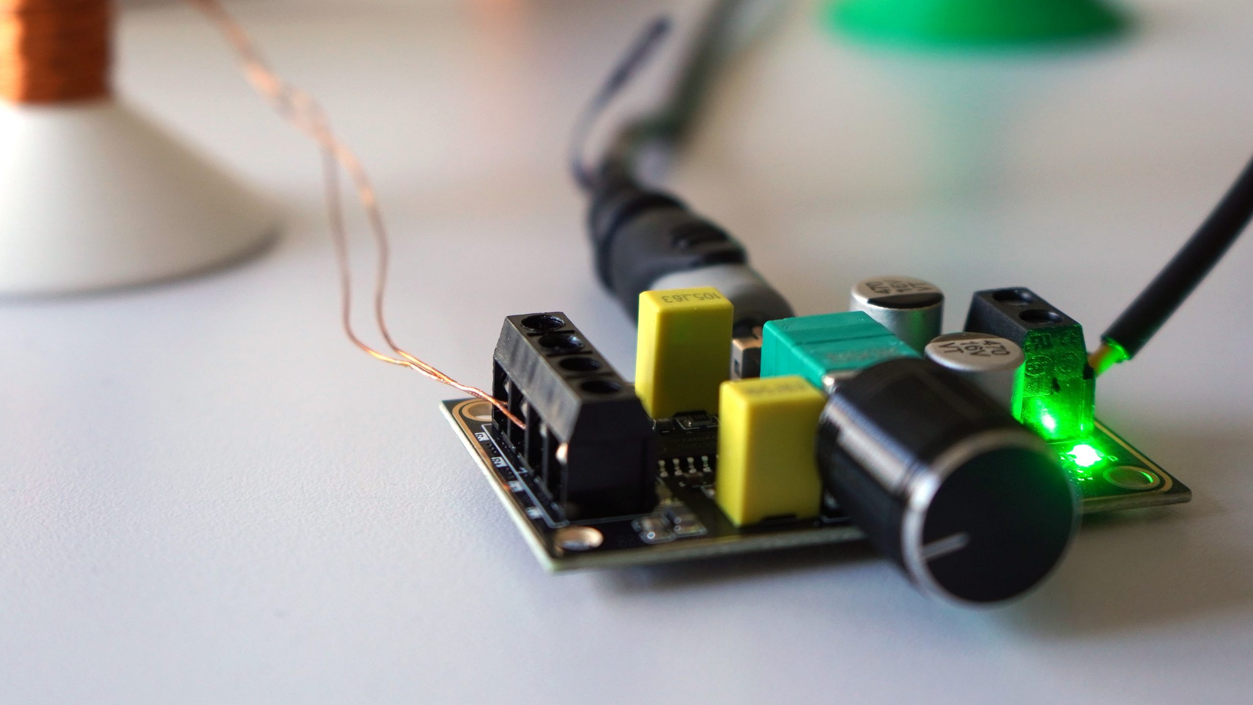 Kretskort med komponenter